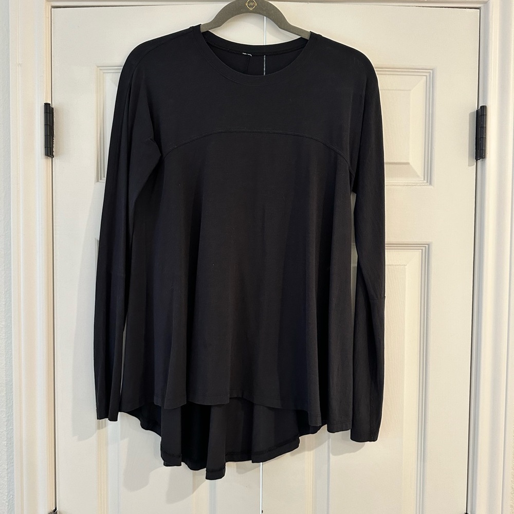 Lululemon size 6 hi low long sleeve super soft, like new
